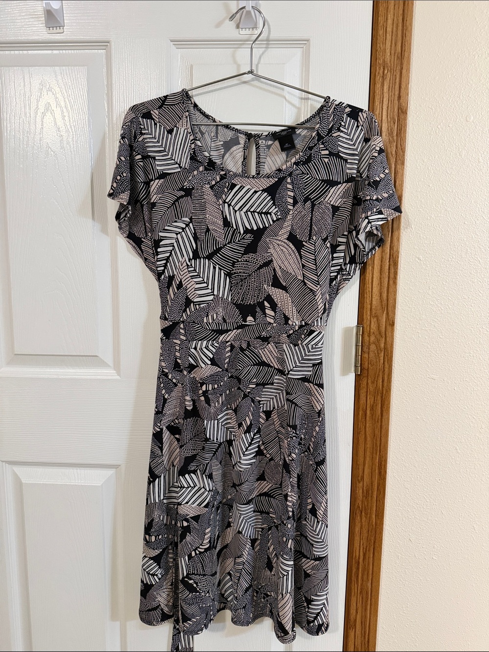Ann Taylor Black and Cream Leaf-Print Midi Dress 2P